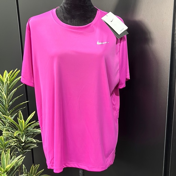 Nike Dri-Fit Running,round neck,vented panel back,stretch,reflective Swoosh logo - Picture 1 of 9